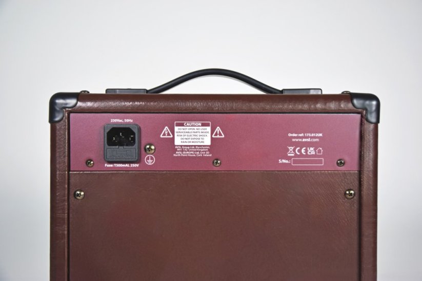 Chord CA-15BT, kombo pro elektroakustickou kytaru, 15W, Bluetooth®