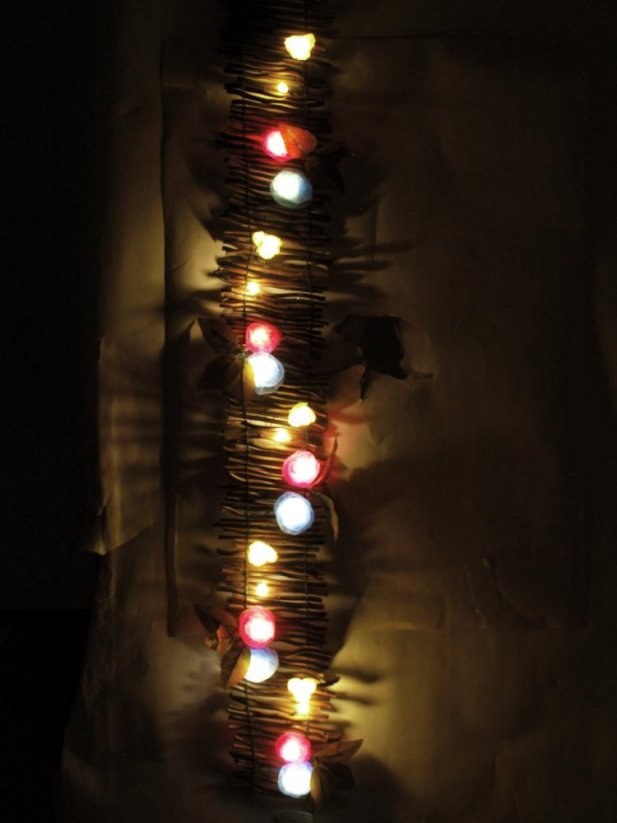 Běhoun s květy růže a LED osvětlením, 120cm