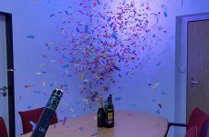 Párty konfety vystřelovací 60 cm, červené Párty konfety vystřelovací 60 cm, červené