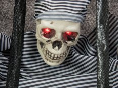 Halloween kostlivec ve vězení, 46 cm - DOPRODEJ